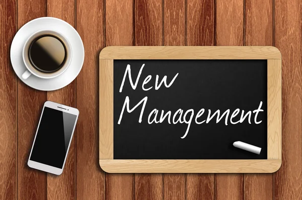 Koffie, telefoon en schoolbord met woord nieuw management — Stockfoto