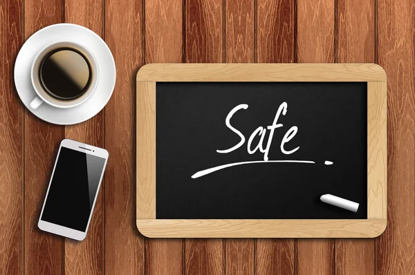 Café, telefone e quadro-negro com palavra segura — Fotografia de Stock