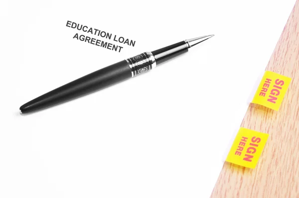 黑色的钢笔和与教育贷款协议在这里签名贴纸 — 图库照片