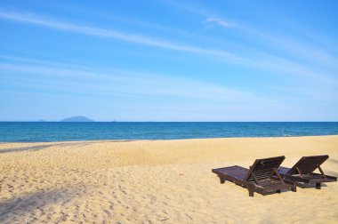 Plaj sandalyeleri kum plajı üzerinde. Dinlenme, rahatlama, tatil için kavram