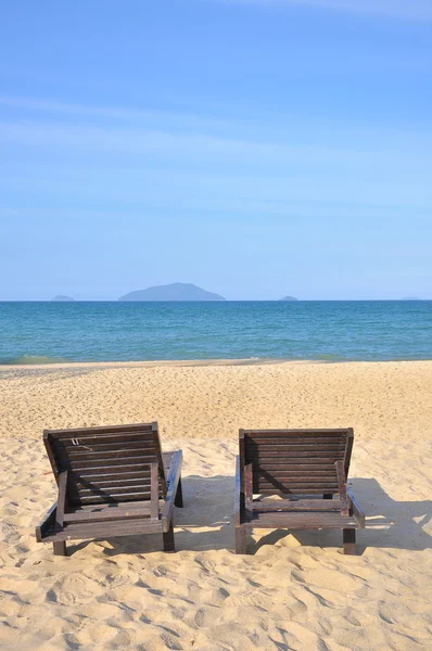 Sillas de playa en playa de arena. Concepto de descanso, relajación, vacaciones —  Fotos de Stock