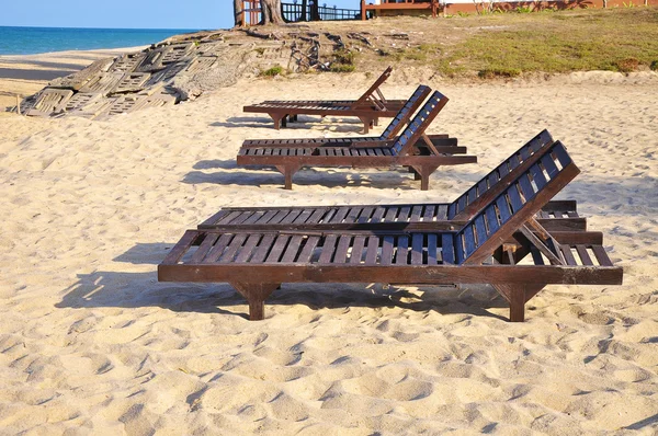 Sillas de playa en playa de arena. Concepto de descanso, relajación, vacaciones — Foto de Stock