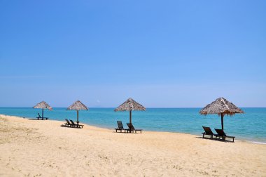 Plaj sandalye ve şemsiye güzel panoramik plaj manzarası üzerinde bir