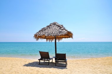Plaj sandalye ve şemsiye güzel panoramik plaj manzarası üzerinde bir