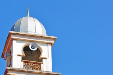 Sabah Camii kule mavi gökyüzü