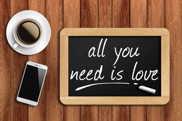 Café, telefone e quadro com palavra tudo o que você precisa é de amor — Fotografia de Stock