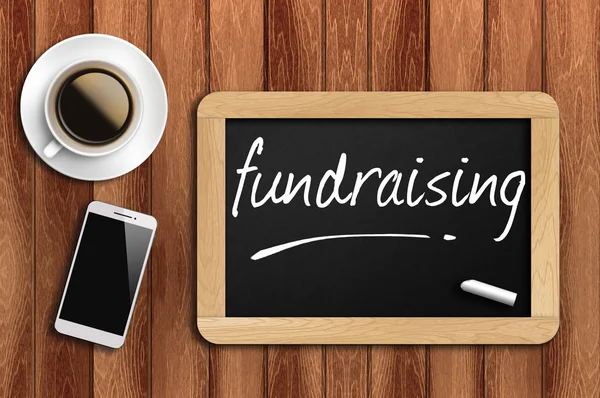 Caffè, telefono e lavagna con word fundraising — Foto Stock