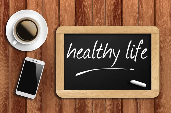 Koffie, telefoon en schoolbord met woord gezond leven — Stockfoto
