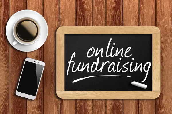 Caffè, telefono e lavagna con word online fundraising — Foto Stock