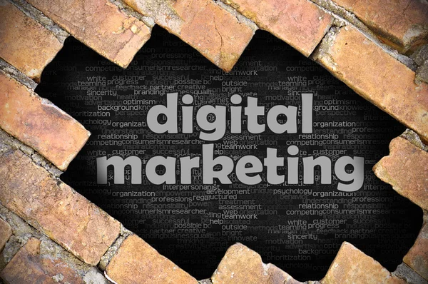 Otwór w mur z słowo marketingu cyfrowego — Zdjęcie stockowe