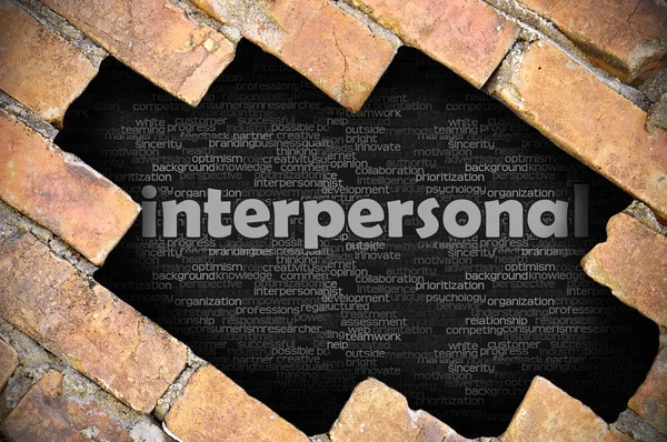 Foro nel muro di mattoni con parola interpersonale — Foto Stock