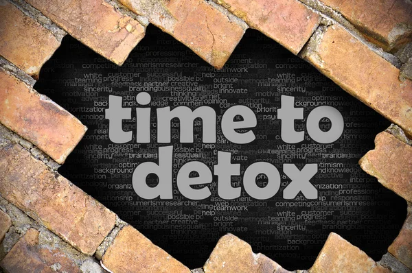 Hål i tegelväggen med ordet tid att detox — Stockfoto
