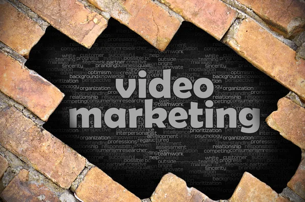 Agujero en la pared de ladrillo con la palabra video marketing — Foto de Stock