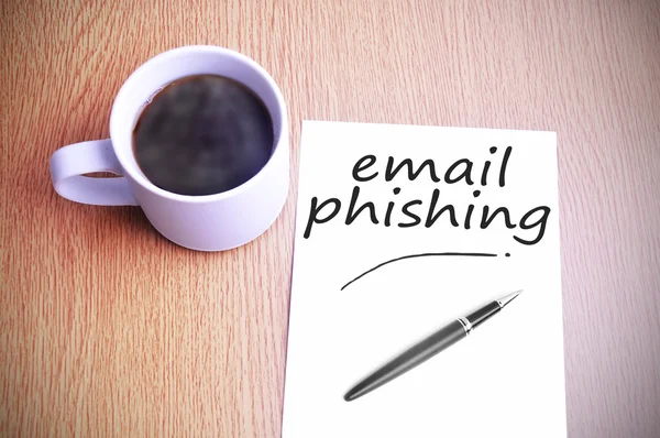Café en la mesa con la escritura de notas por correo electrónico phishing — Foto de Stock