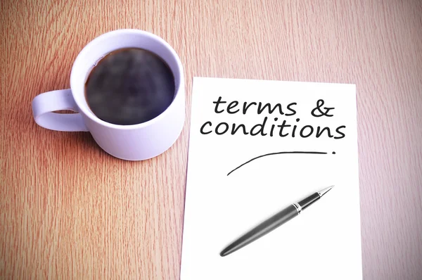 写作写作条款及条件的说明与桌上的咖啡 — 图库照片