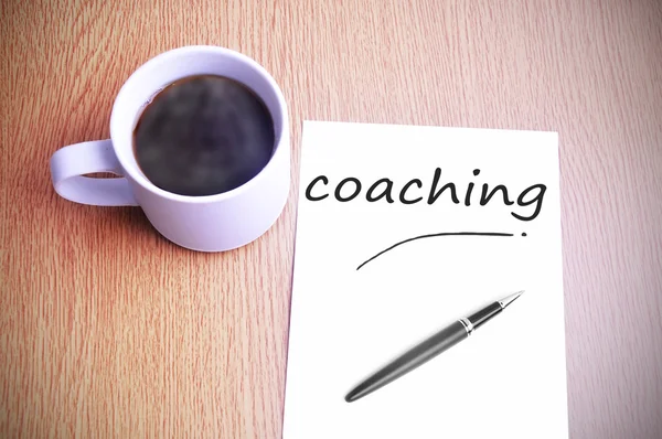 Kawa na stole z Uwaga pisania coachingu — Zdjęcie stockowe