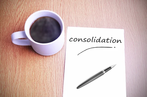 Koffie op de tabel met opmerking schrijven consolidatie — Stockfoto