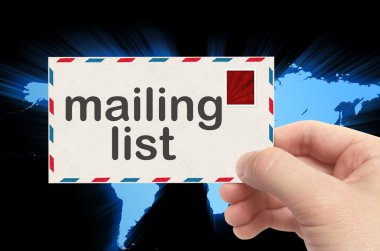 e-posta listesi word ve dünya adam zarfla tutan el