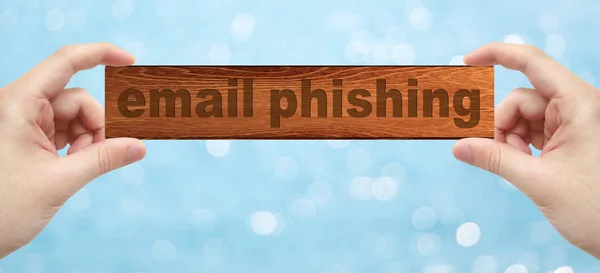 Las manos sosteniendo una madera graban con la palabra phishing del email — Foto de Stock