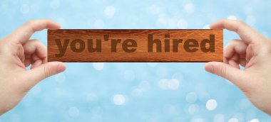 İşe alındın word ile bir ahşap holding eller basık