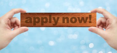 Bir ahşap holding eller basık word ile Şimdi Uygula!