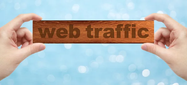 Mani che tengono una incisione di legno con traffico web di parole — Foto Stock