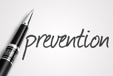 kalem önleme beyaz boş kağıt üzerinde yazıyor.