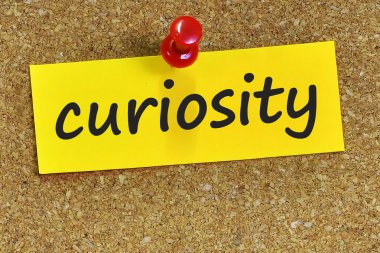 cork arka plan ile sarı notepaper merak kelime