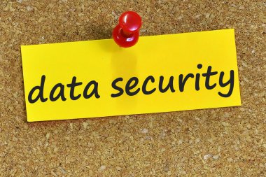 cork arka plan ile sarı notepaper veri güvenlik haber