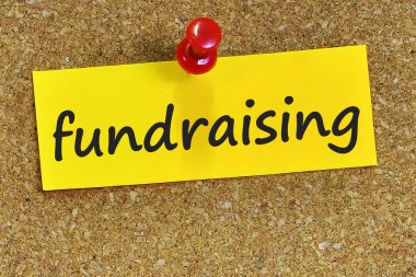 Sarı notepaper cork arka plan ile ilgili kaynak geliştirme