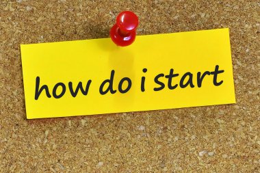 cork arka plan ile sarı notepaper üzerinde kelime nasıl başlarım