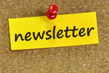 cork arka plan ile sarı notepaper bülten haber