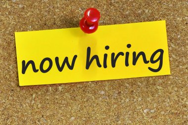 Şimdi sarı notepaper cork arka plan ile ilgili Kiralama