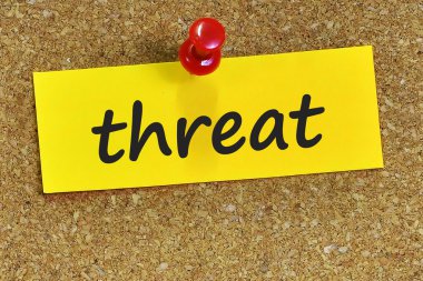 cork arka plan ile sarı notepaper tehdit kelime