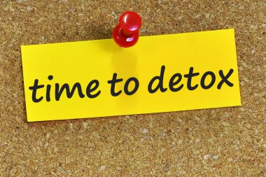 cork arka plan ile sarı notepaper kelime Detoks için zaman