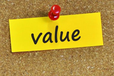 cork arka plan ile sarı notepaper değer söz