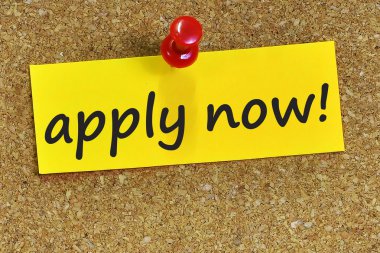 hemen başvurun! Sarı notepaper cork arka plan ile ilgili