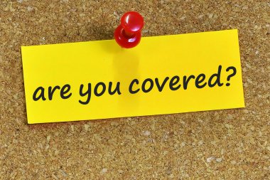 Sen kaplıdır. Sarı notepaper cork arka plan ile ilgili