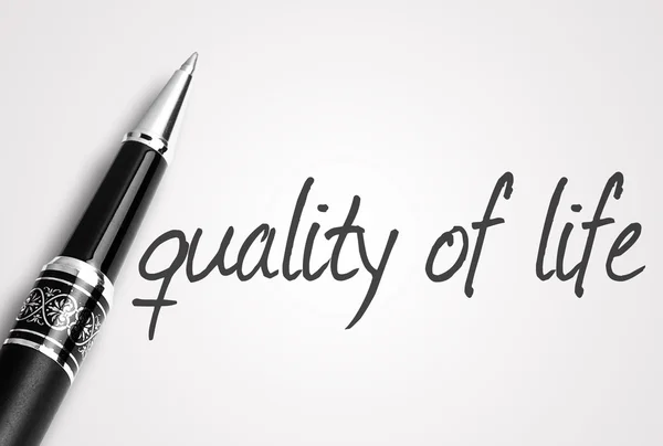Stift schreibt Lebensqualität auf weißes Blankopapier — Stockfoto