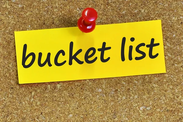 Cork arka plan ile sarı notepaper kova liste liste kelime — Stok fotoğraf