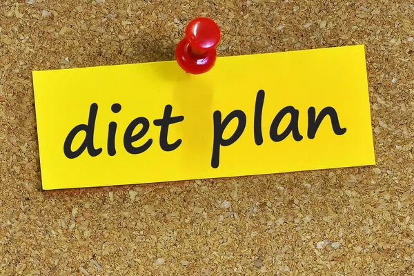 Plano de dieta palavra em papel de carta amarelo com fundo de cortiça — Fotografia de Stock