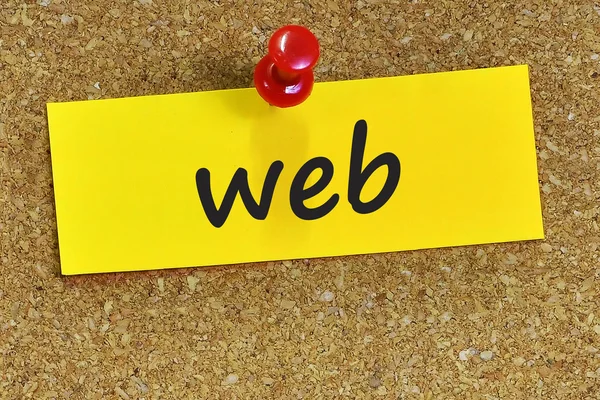 Web word sárga levélpapíron cork háttérrel — Stock Fotó