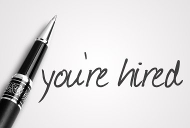 beyaz boş kağıt üzerinde işe alındın kalem yazıyor