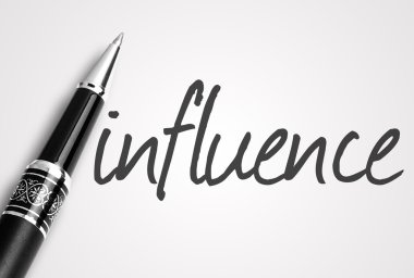 kalem beyaz boş kağıt üzerinde etkisi yazıyor