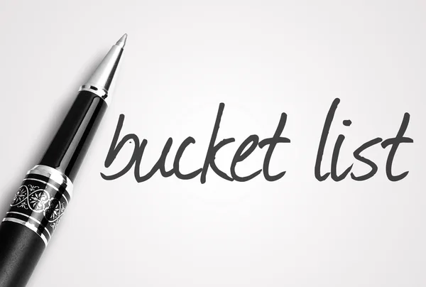 Caneta escreve lista balde em papel branco em branco — Fotografia de Stock
