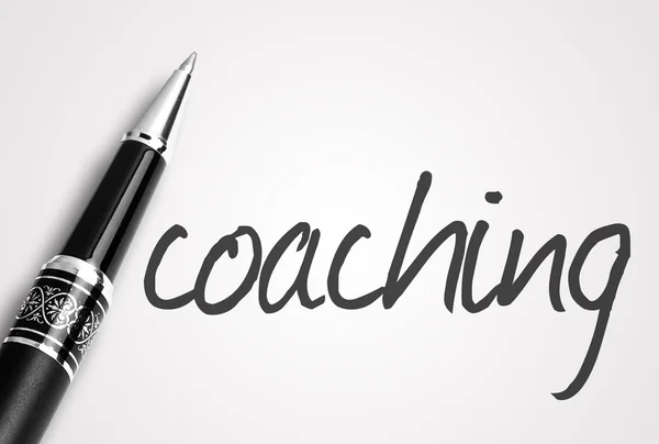 Pen schrijft coaching op witte blanco papier — Stockfoto