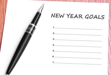 Yeni yıl gol ile kağıt kalem ve notlar