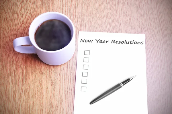Caffè in tavola con note scritte nuove risoluzioni anno — Foto Stock