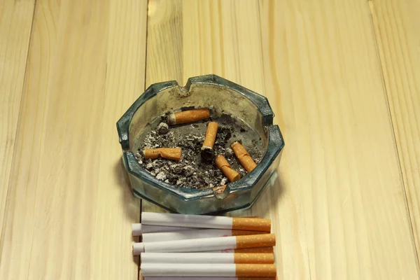 Τασάκι και τσιγάρα — Φωτογραφία Αρχείου