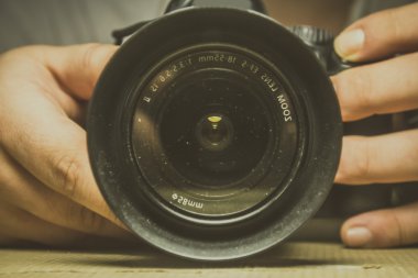 İki el bir kamera tutarak